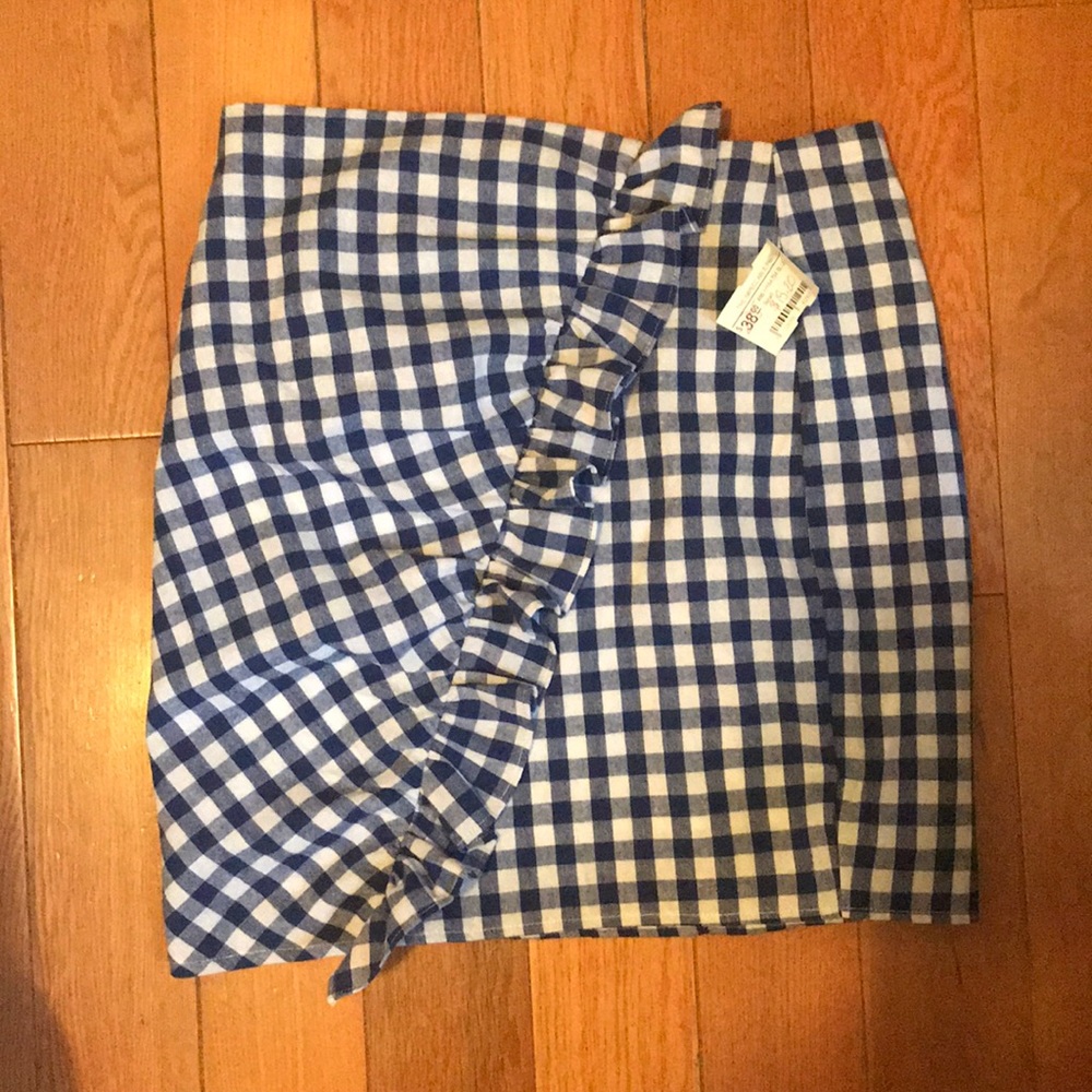 Brand new gingham skirt with ruffle